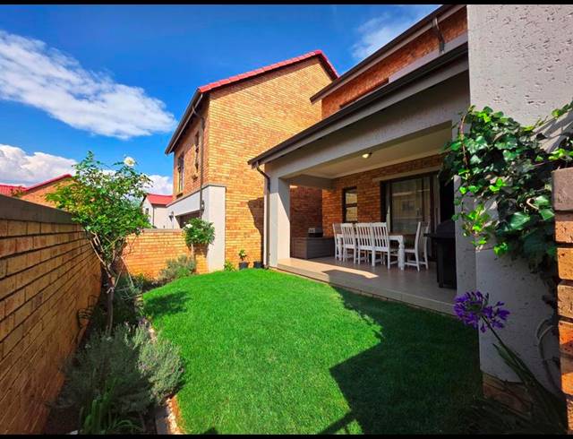 3 BEDROOM TOWNHOUSE FOR SALE IN HONEYDEW RIDGE